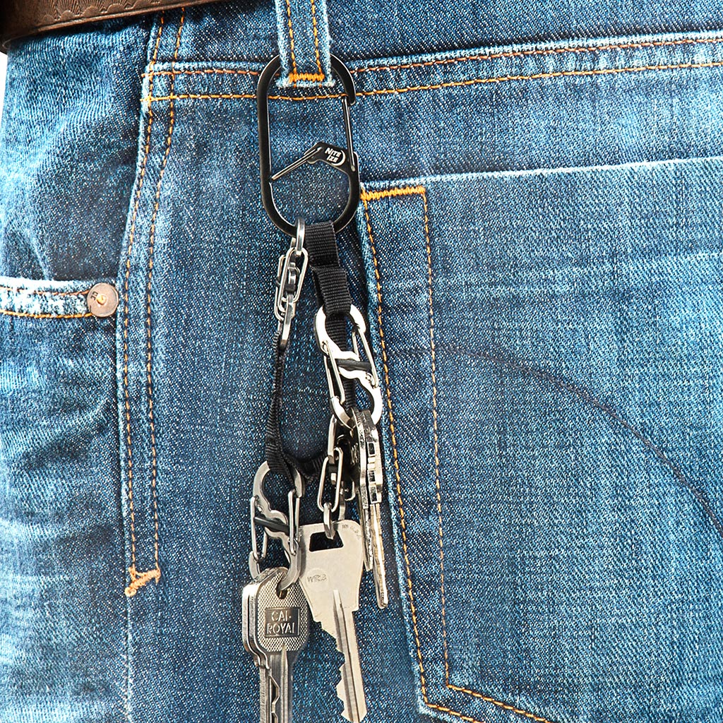 ベルトループに引っかけたギアーラインミニ キーオーガナイザー