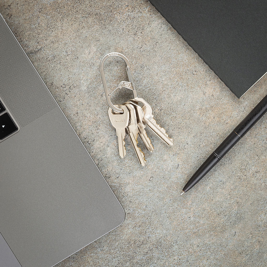 鍵を取り付けたGカラビナー#2シルバー