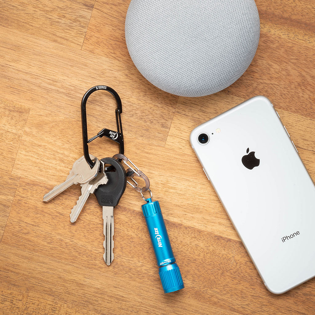 鍵を取り付けたGカラビナー#3とスマホのサイズ比較