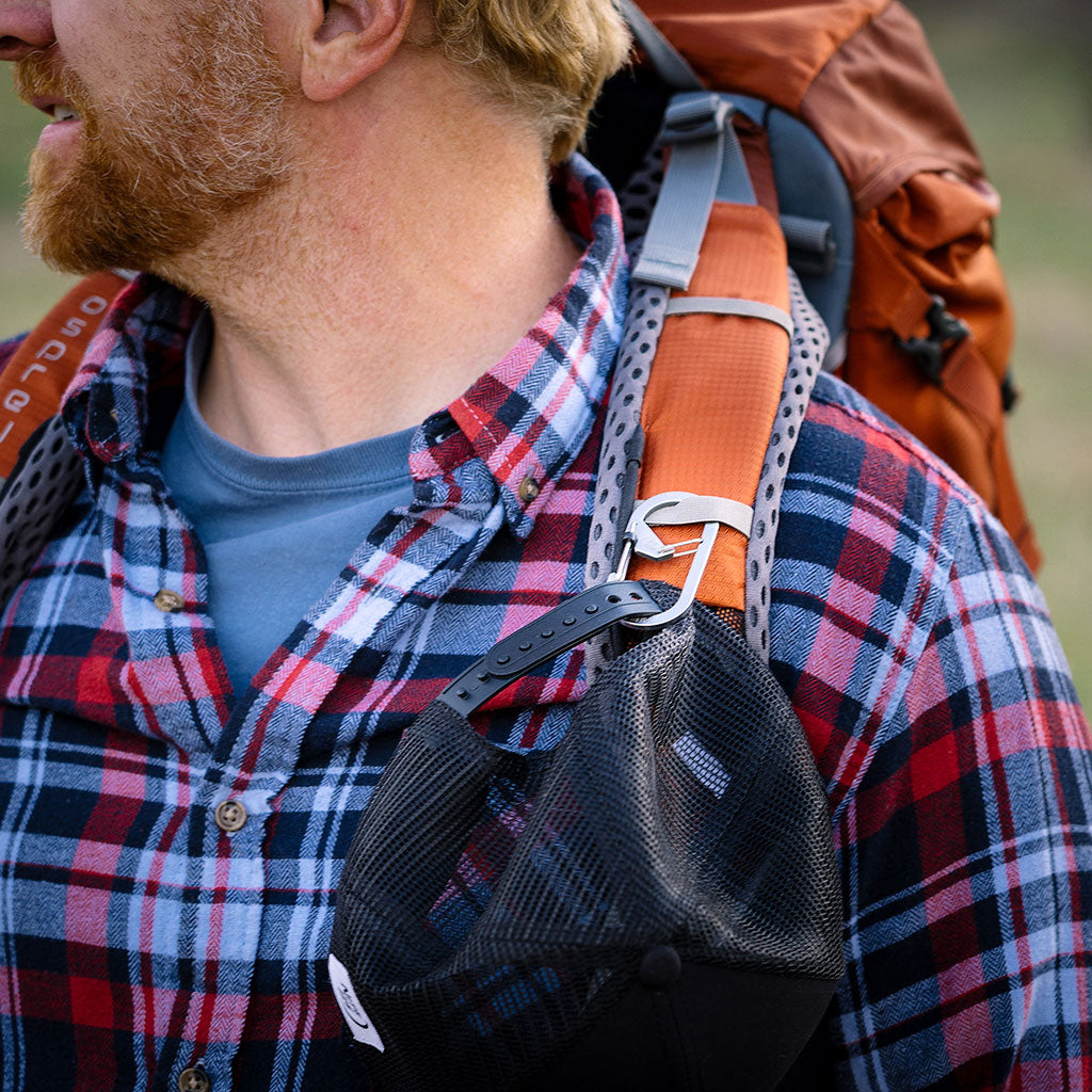 キャップをGカラビナースライドロック#4でリュックに取り付け