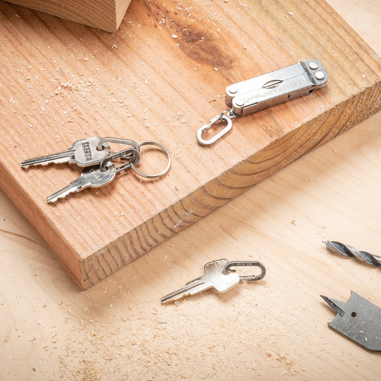 マルチツールとカギがついたマイクロリンクカラビナー