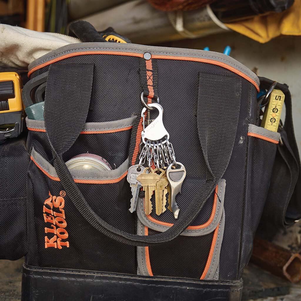 鍵をキーラックロッカーでバッグに取り付け