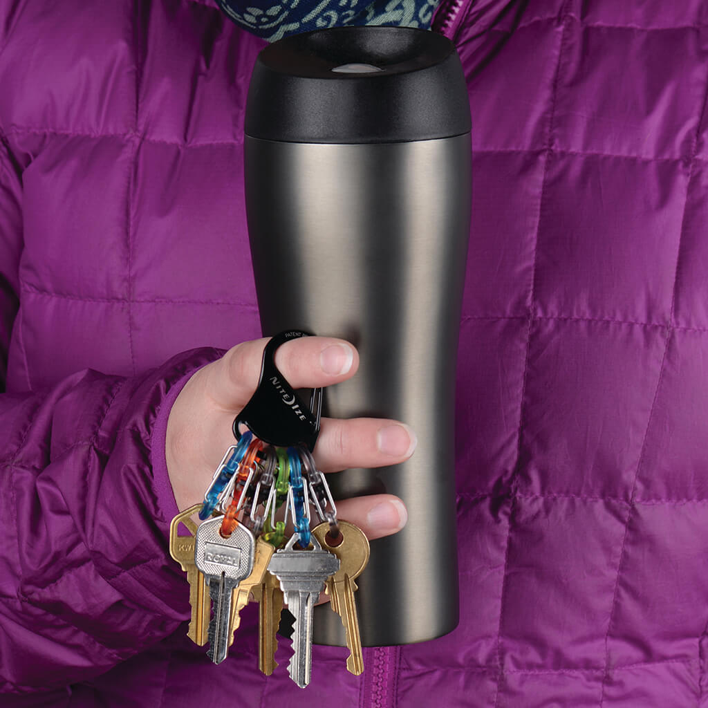 手で持たれているキーラックロッカープラスチック とタンブラー