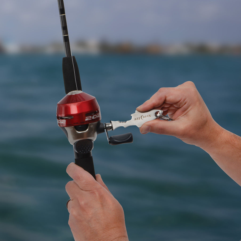 ドゥーヒッキー フィッシュキーツールのマイナスドライバーを使用