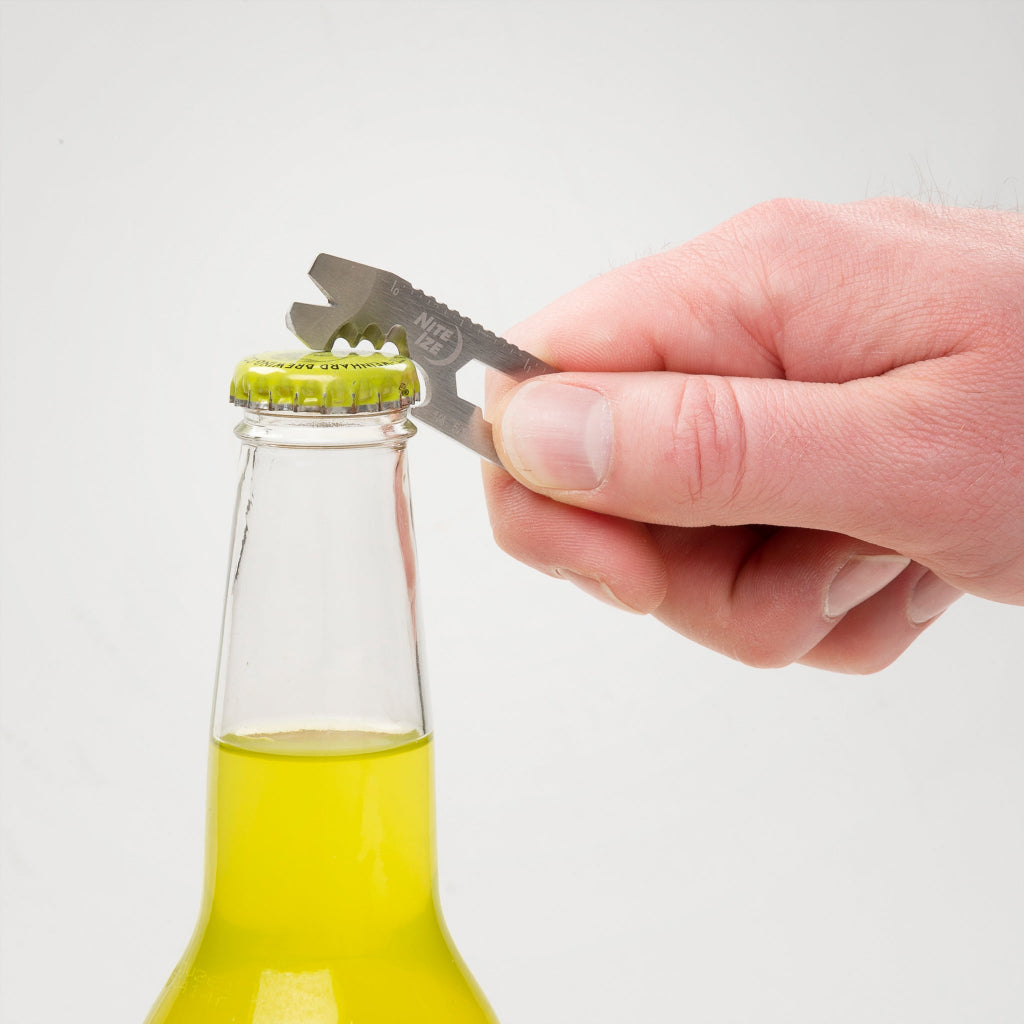 ドゥーヒッキーキーツ―ルプラスのボトルオープナー機能で瓶のフタを空けている