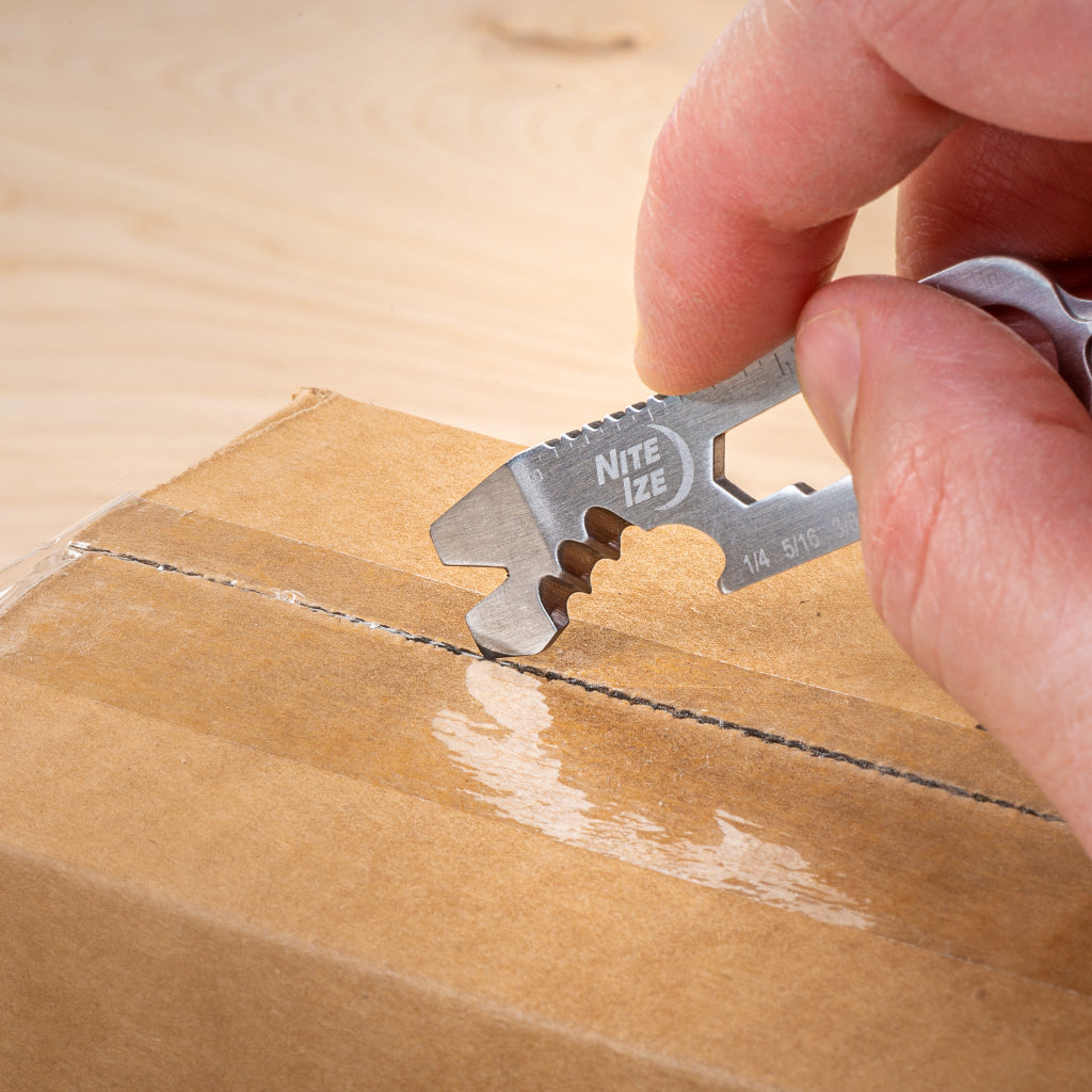 Nite Ize ドゥーヒッキー キーツールプラスを使って段ボールの梱包テープを簡単に切る