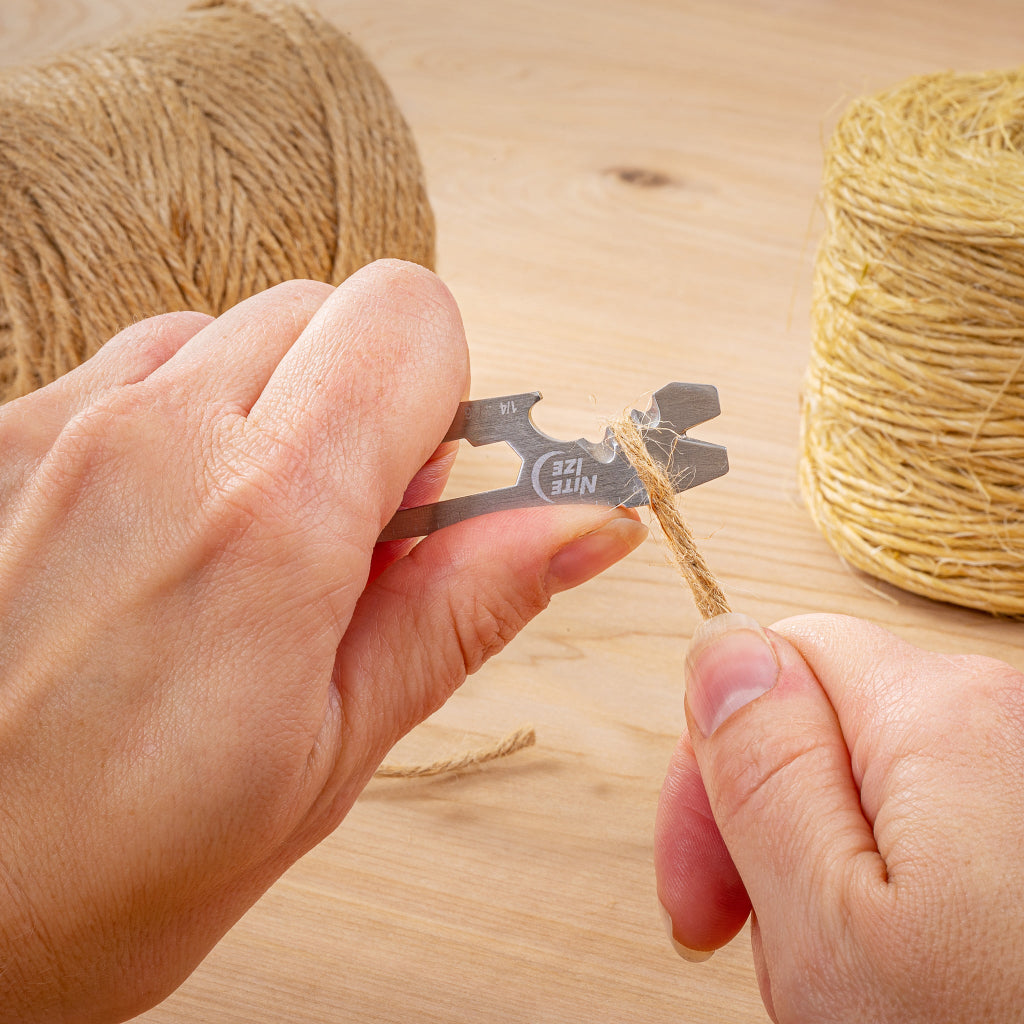 ドゥーヒッキーキーツ―ルプラスの摺り切りエッジ部分で麻紐を切る