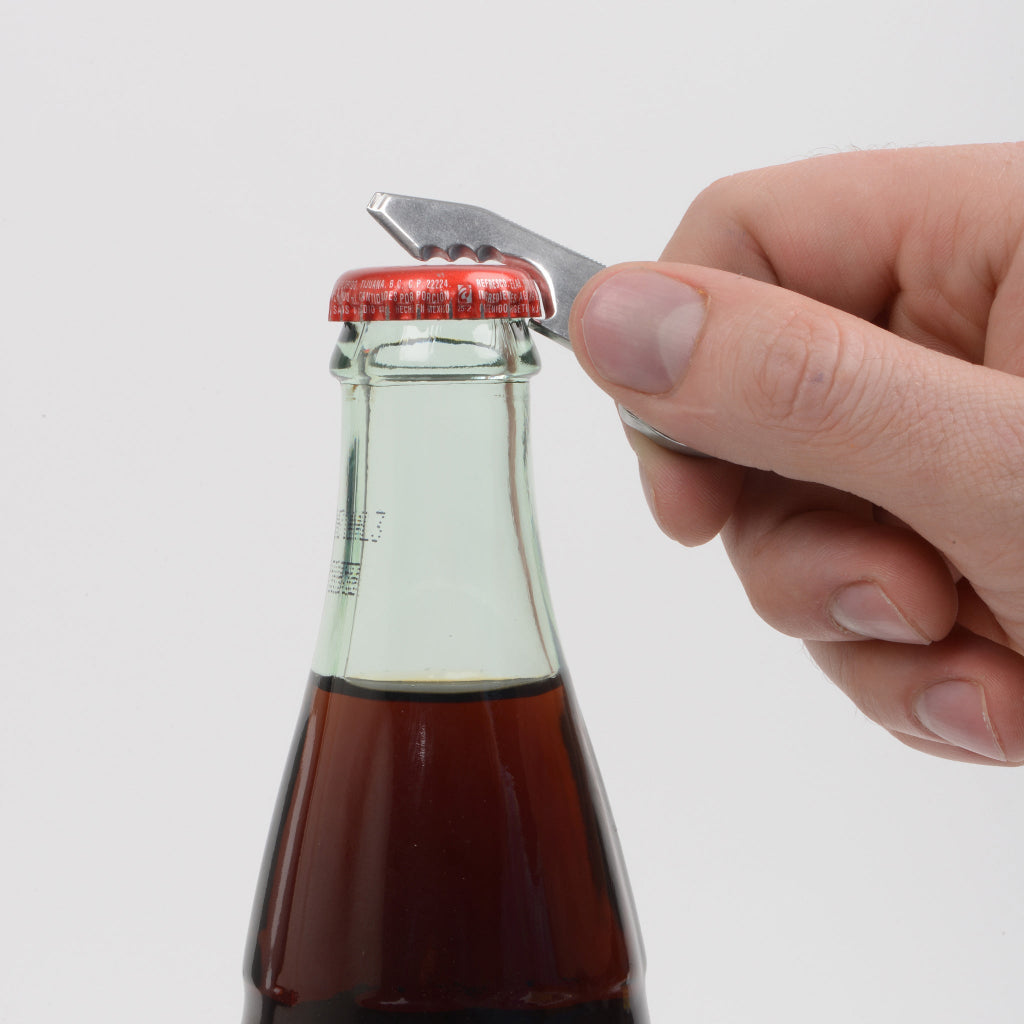 ドゥーヒッキー スカルキーのボトルオープナーを使用