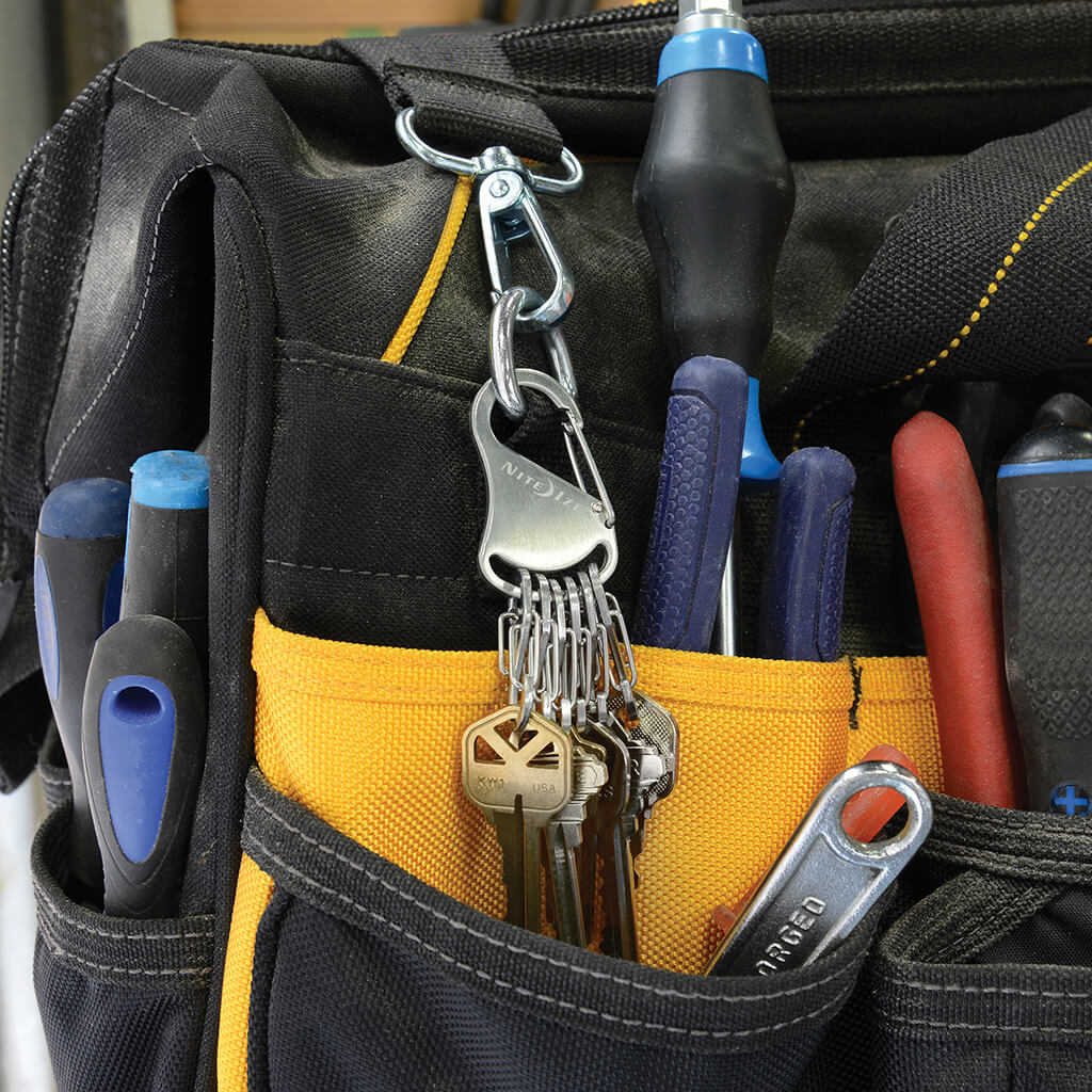 鍵をキーラックステンレススチールシルバーでバッグに取り付け