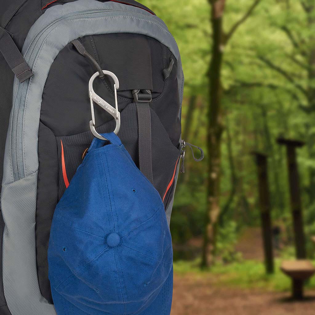 キャップをエスビナー#4シルバーでリュックに取り付け