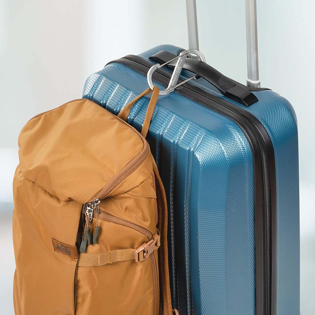 リュックをエスビナー#5シルバーでスーツケースに取り付け