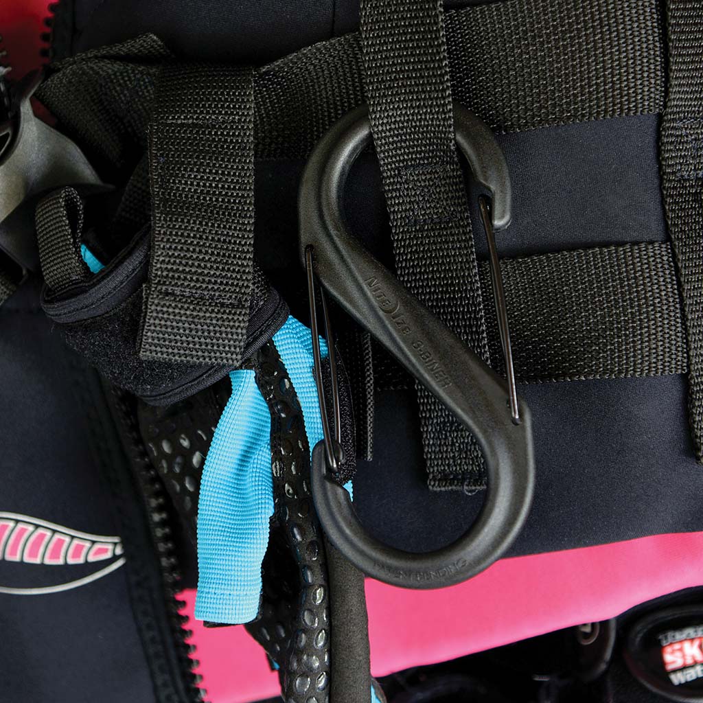 リュックに付いたエスビナープラスチック#6ブラック