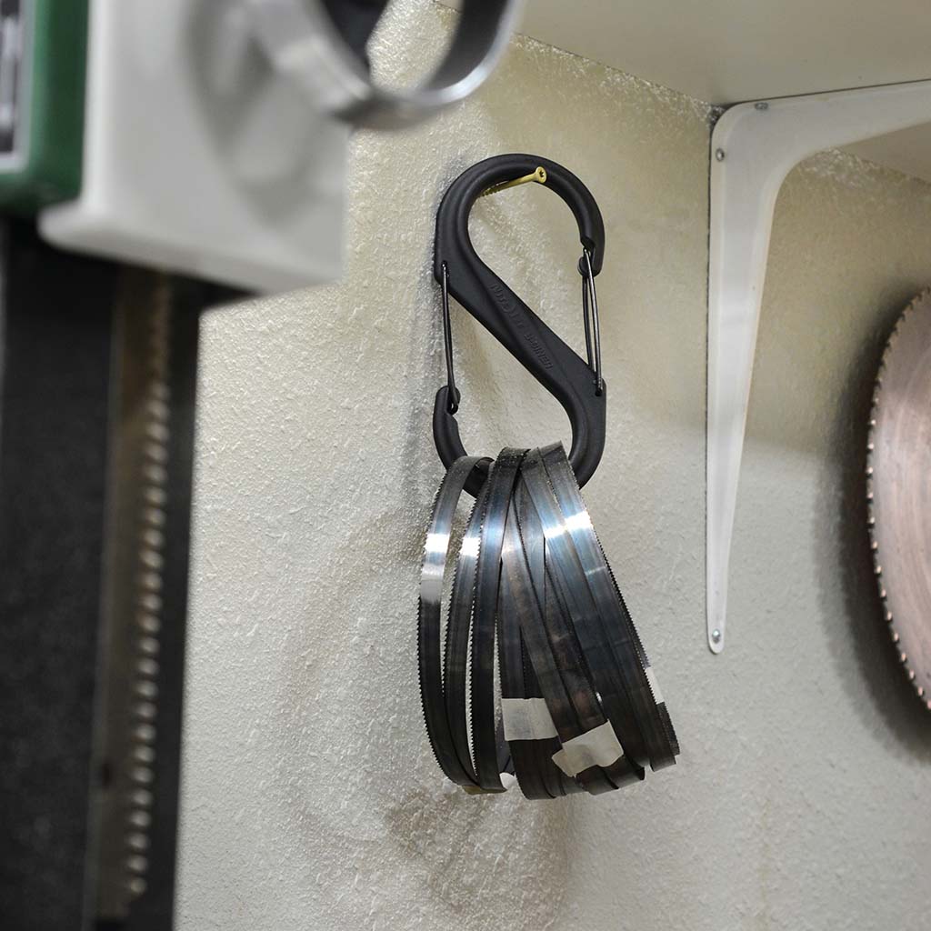 壁にぶら下がっているエスビナープラスチック#8