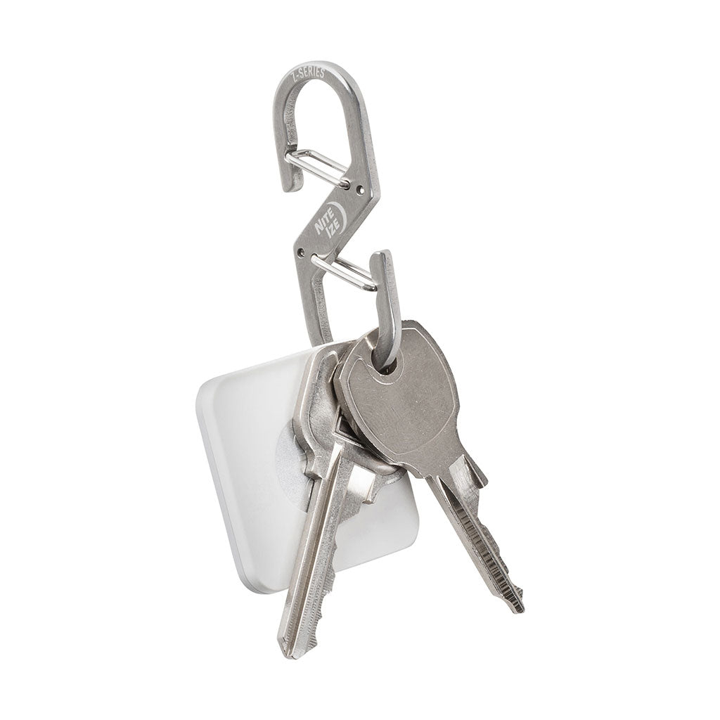 2本の鍵とtileが付いたZカラビナー#2